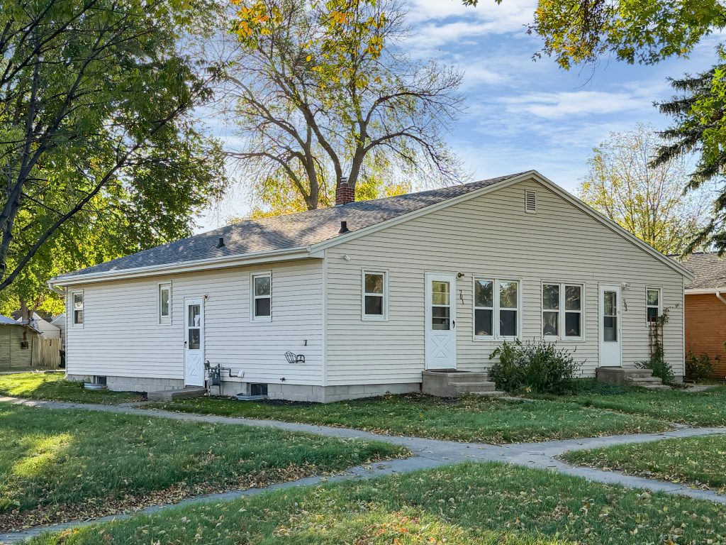 701 S 16th St, Grand Forks, ND 58201
