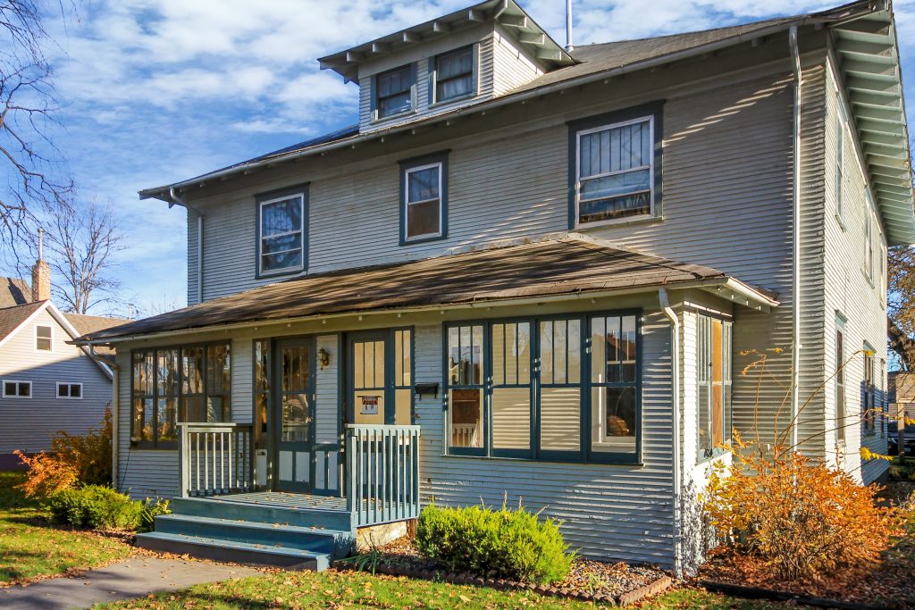 910 N 4th St 1, Grand Forks, ND 58203