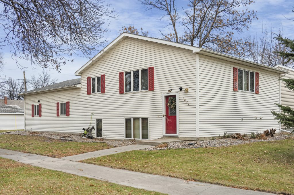 1624 Dyke Ave, Grand Forks, ND 58203