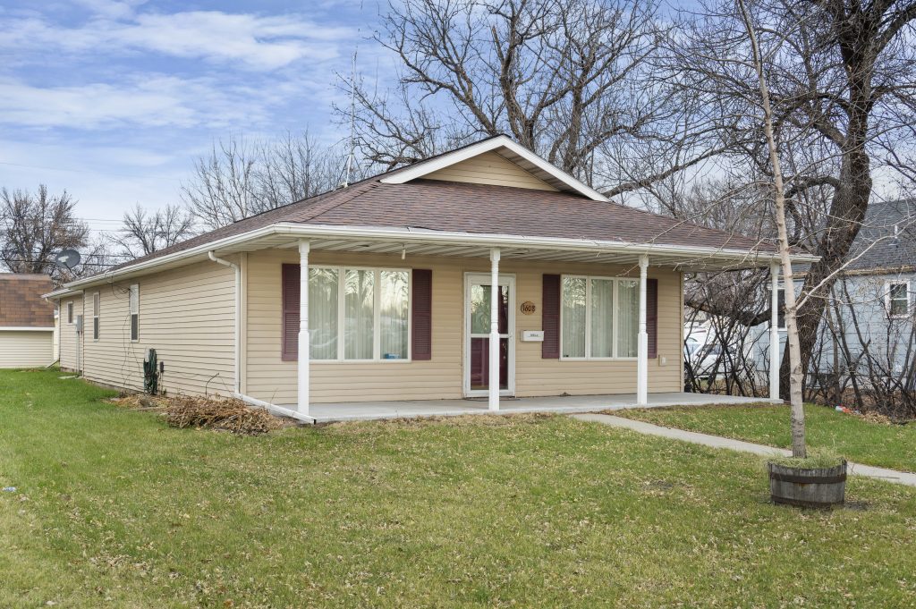 1608 Dyke Ave, Grand Forks, ND 58203