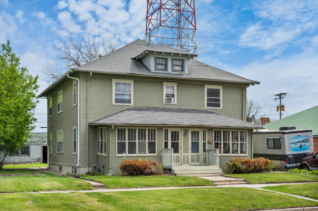 912 N 4th St, Grand Forks, ND 58203