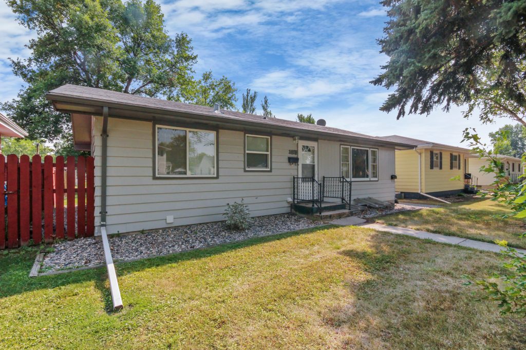 1807 8th Ave N, Grand Forks, ND 58203