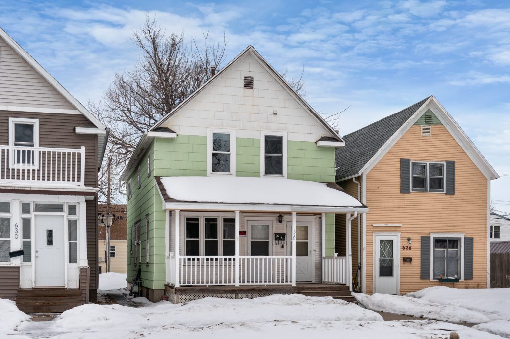 628 N 4th St, Grand Forks, ND 58203