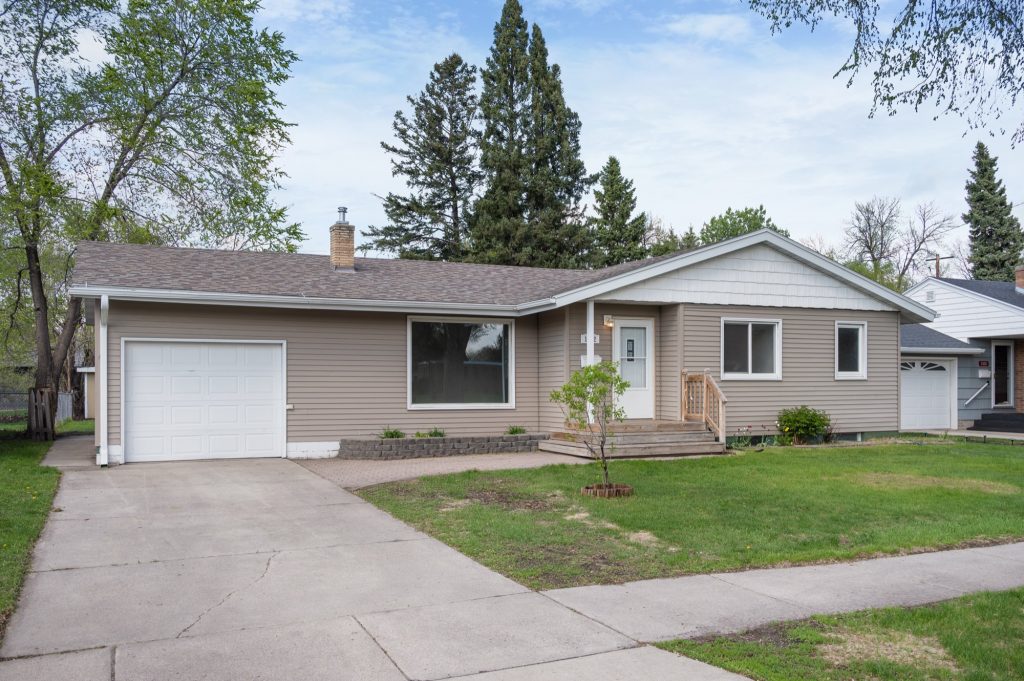 1022 24th Ave S, Grand Forks, ND 58201
