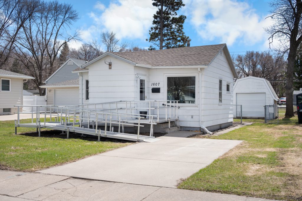 1607 7th Ave N, Grand Forks, ND 58203