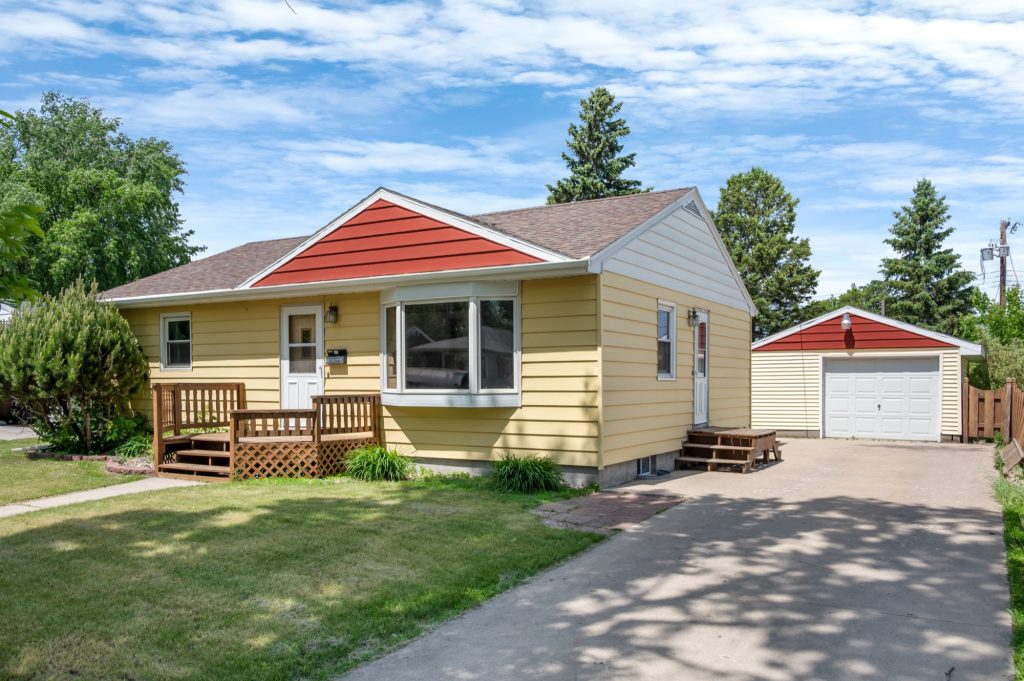 2022 12th Ave N , Grand Forks, ND 58203