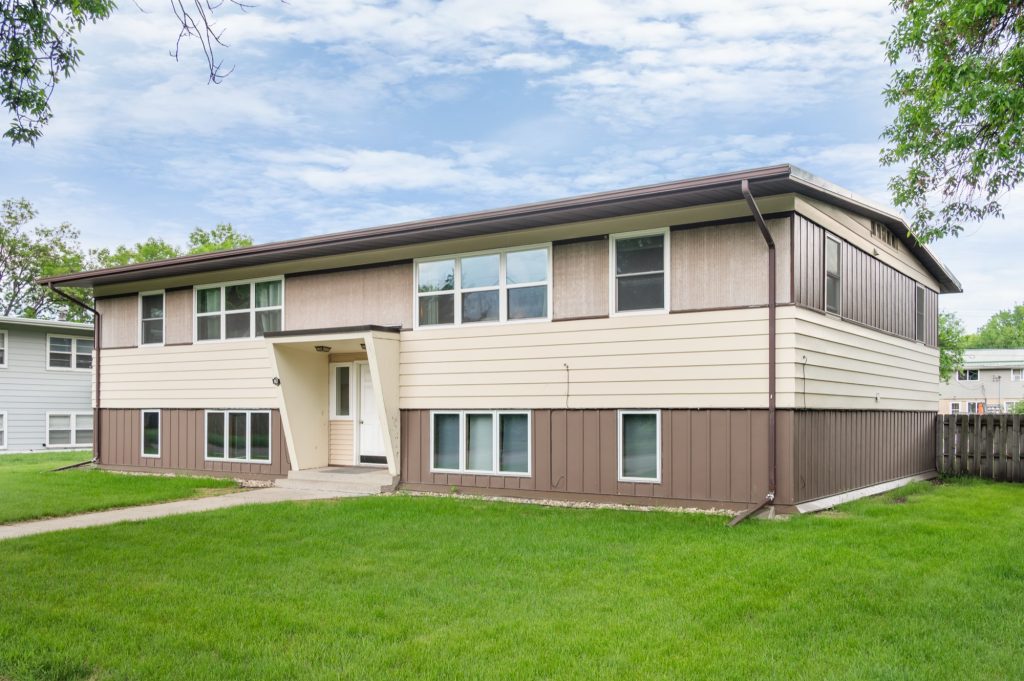 807 17th Ave S, Grand Forks, ND 58201