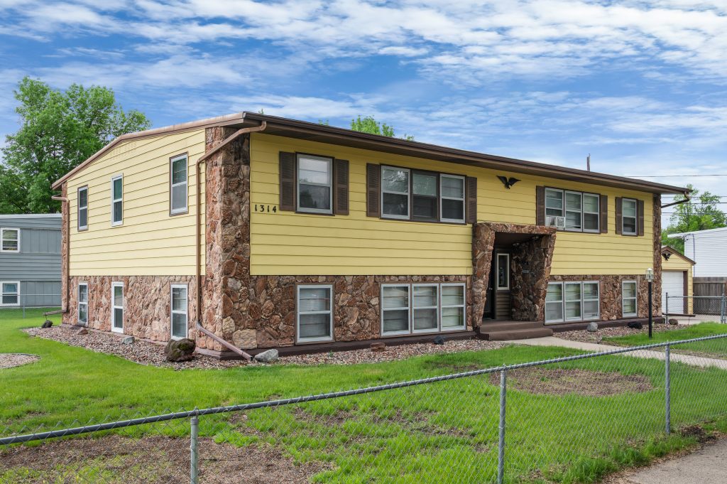1314 S 11th St, Grand Forks, ND 58201