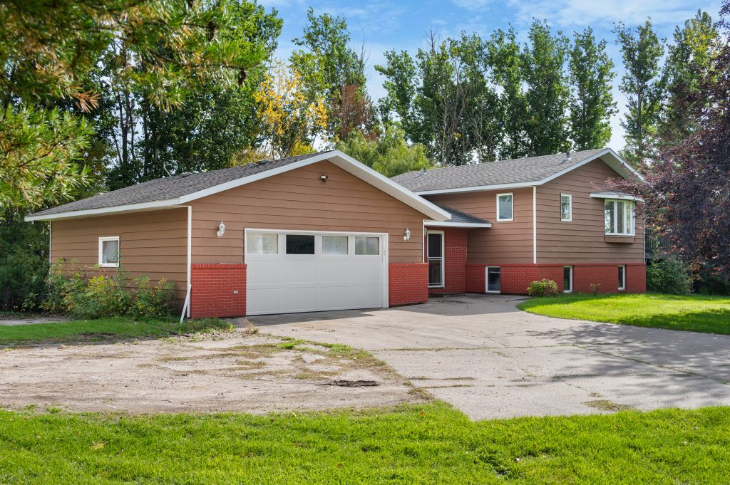 1005 Columbia Cir NE, Grand Forks, ND 58201
