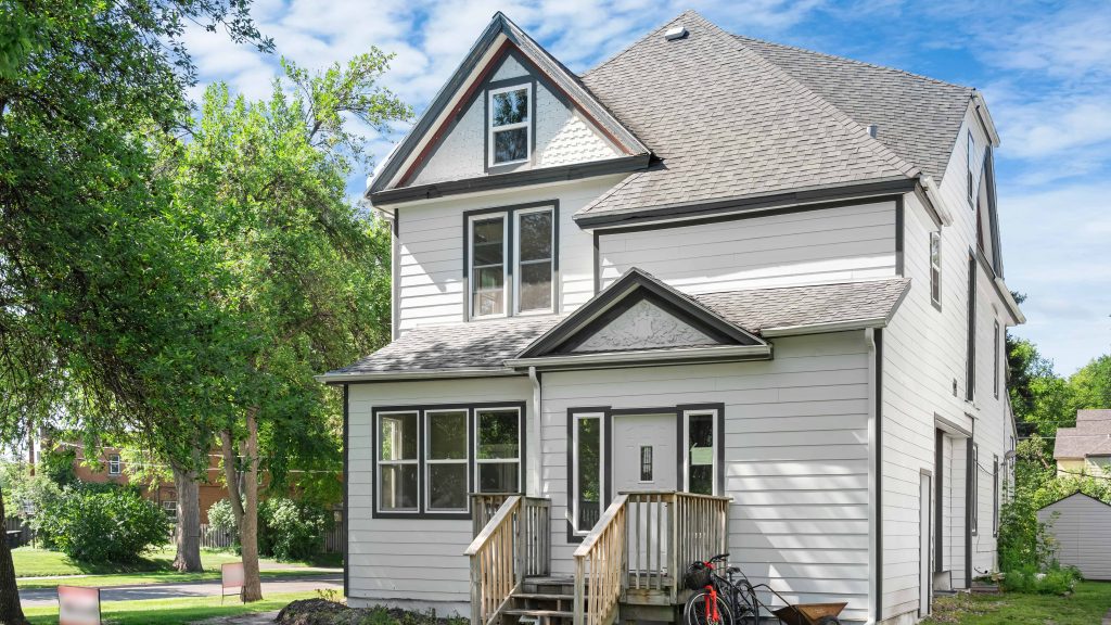 522 S 5th St, Grand Forks, ND 58203